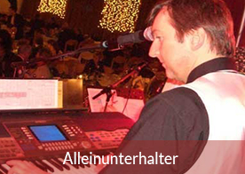 Musiker Peter am Keyboard