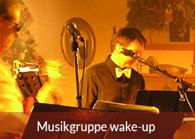 Musiker Peter mit Musikgruppe wake-up